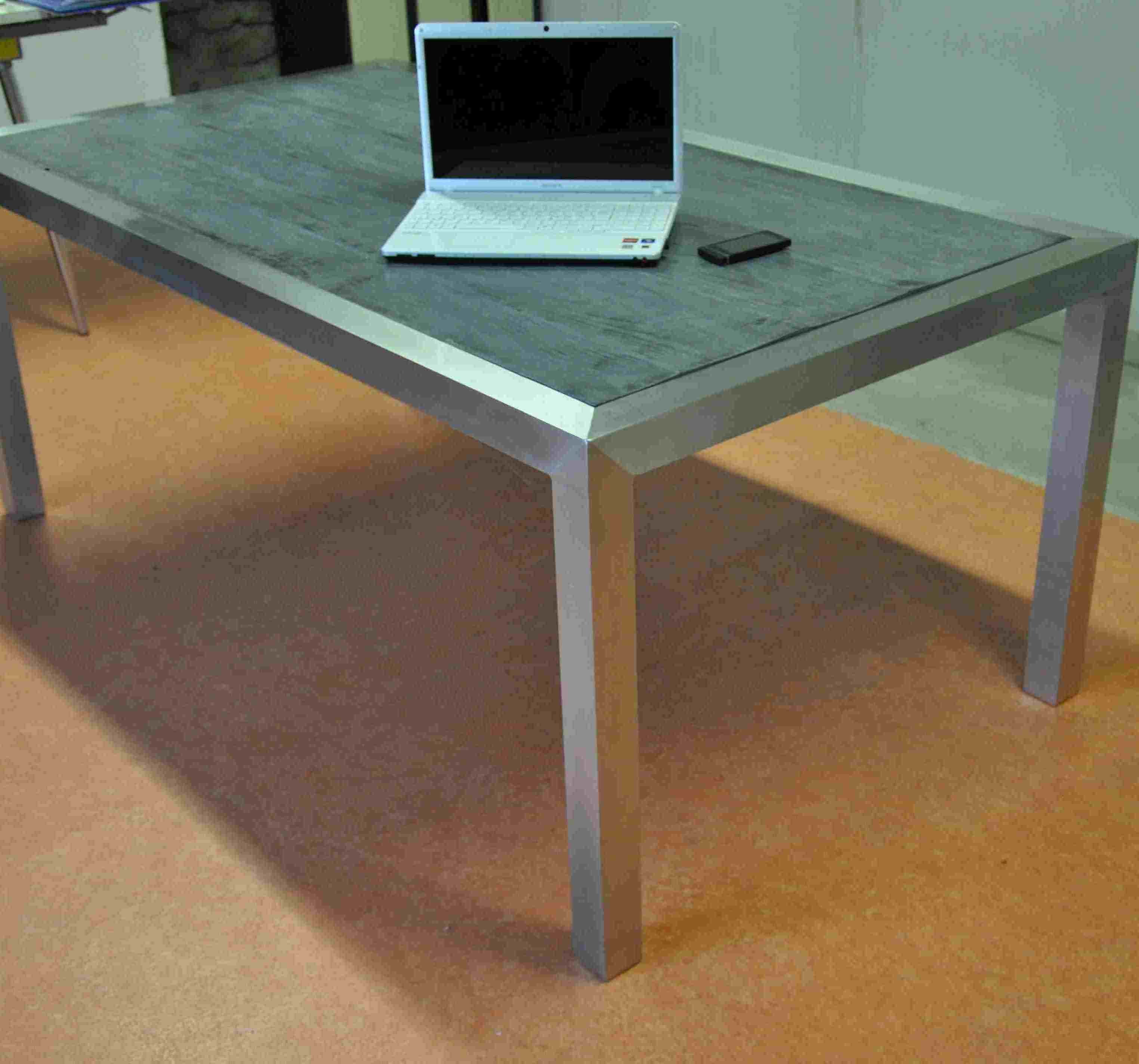 Table en aluminium brossé vernis - et plateau en béton imitation bois